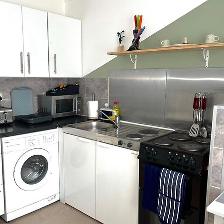 Crescent Apartment - Modern 1 Bedroom First Floor Goodmayes Bagian luar foto