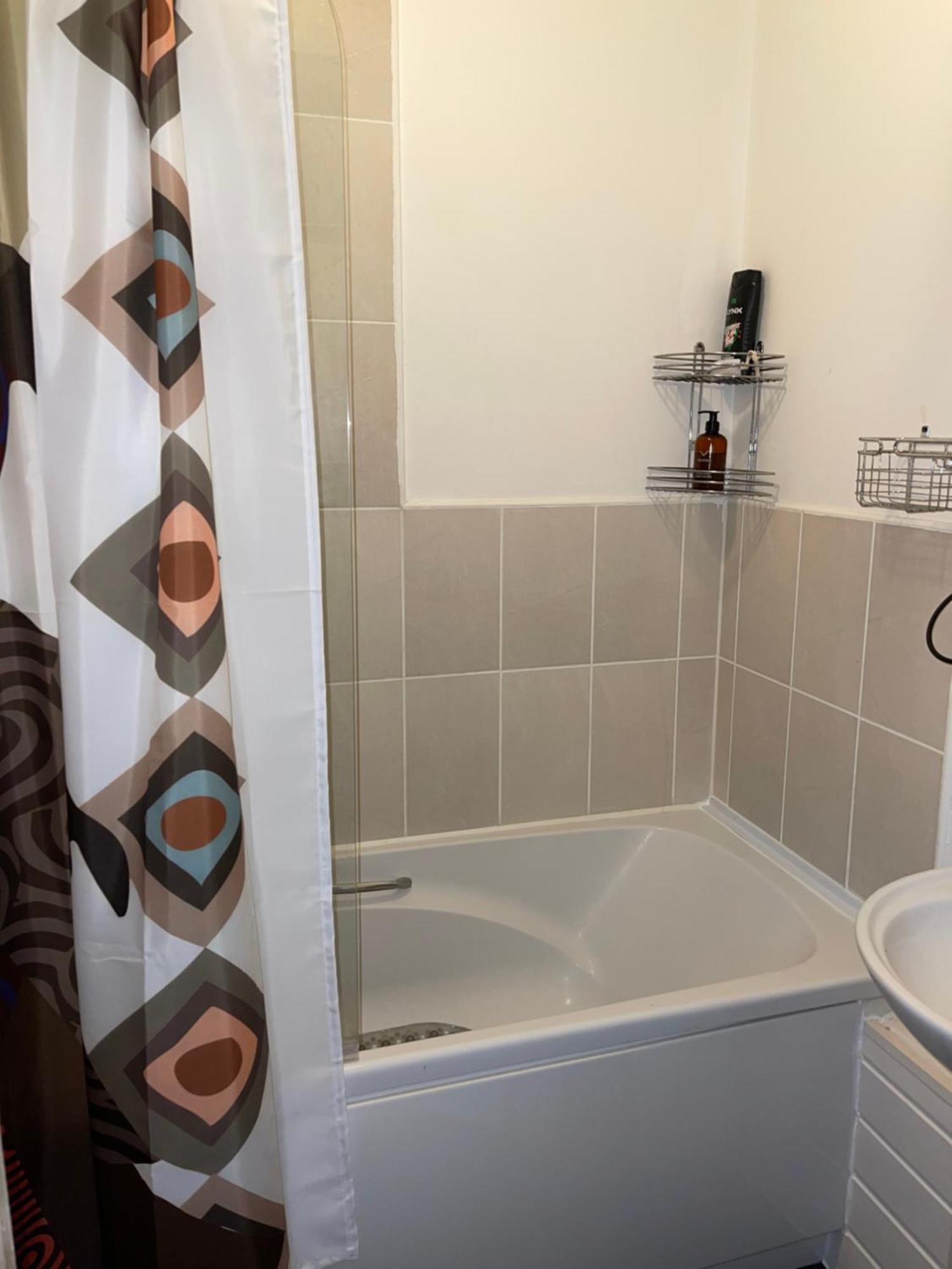 Crescent Apartment - Modern 1 Bedroom First Floor Goodmayes Bagian luar foto