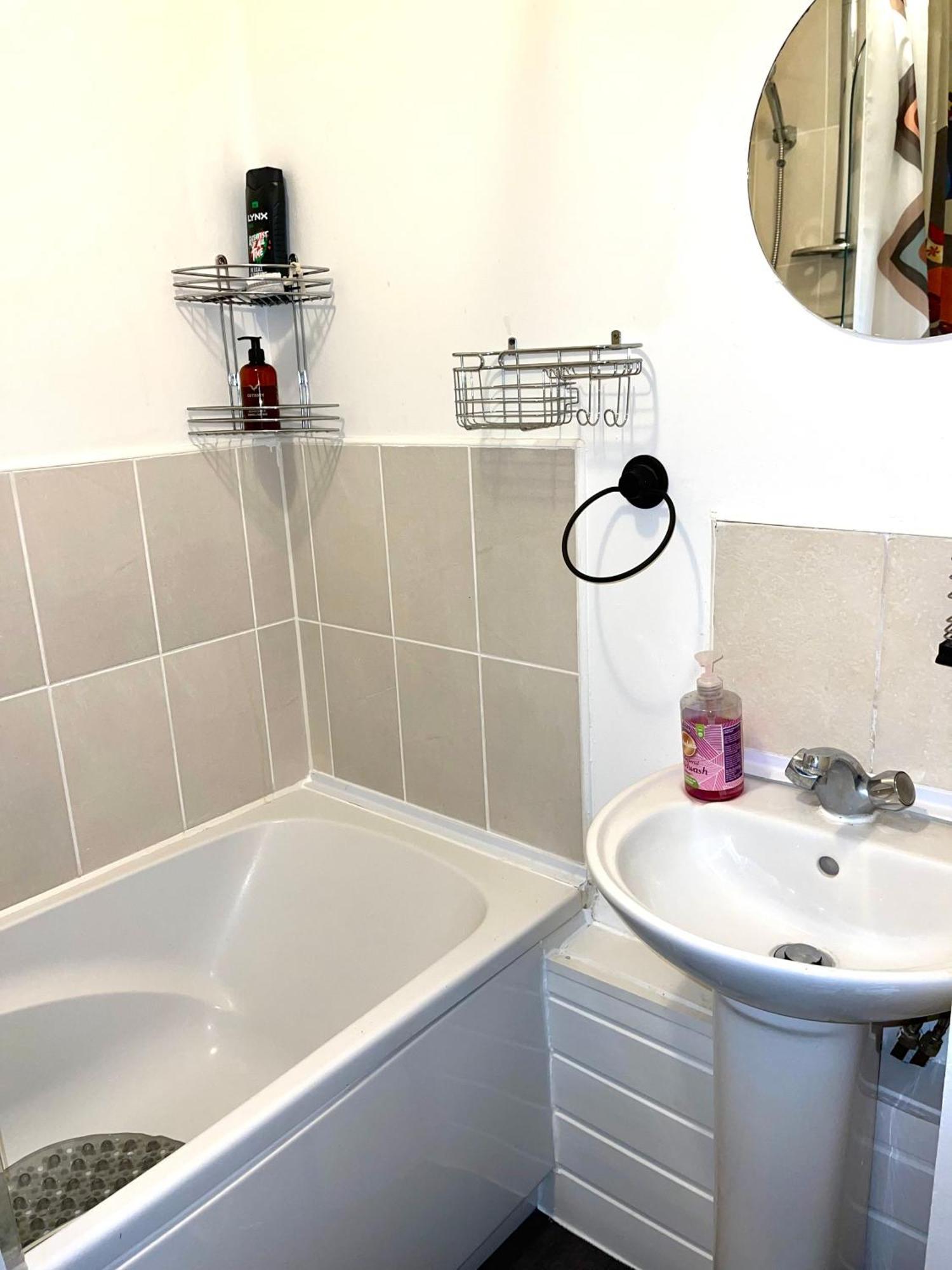 Crescent Apartment - Modern 1 Bedroom First Floor Goodmayes Bagian luar foto