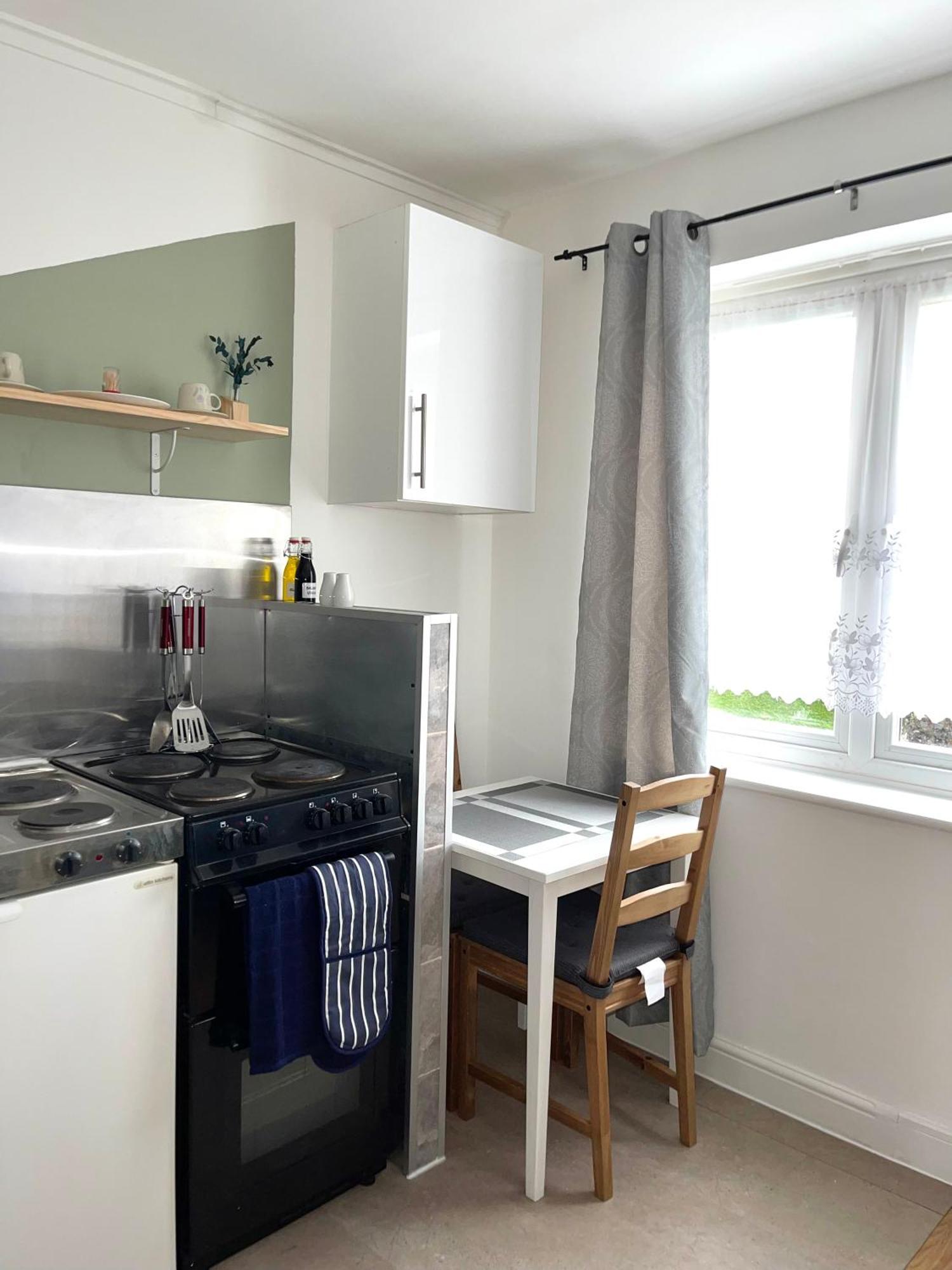 Crescent Apartment - Modern 1 Bedroom First Floor Goodmayes Bagian luar foto