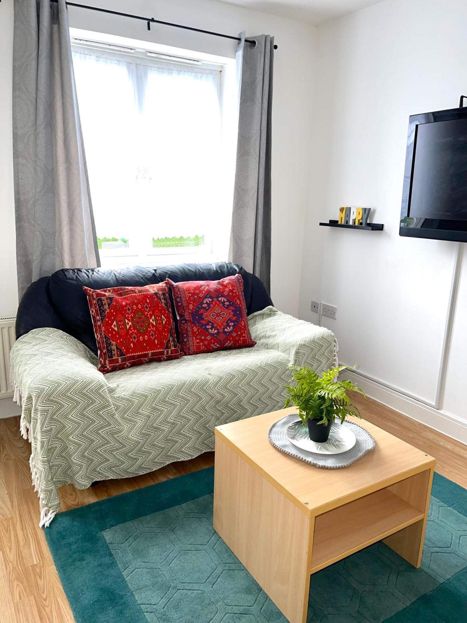 Crescent Apartment - Modern 1 Bedroom First Floor Goodmayes Bagian luar foto