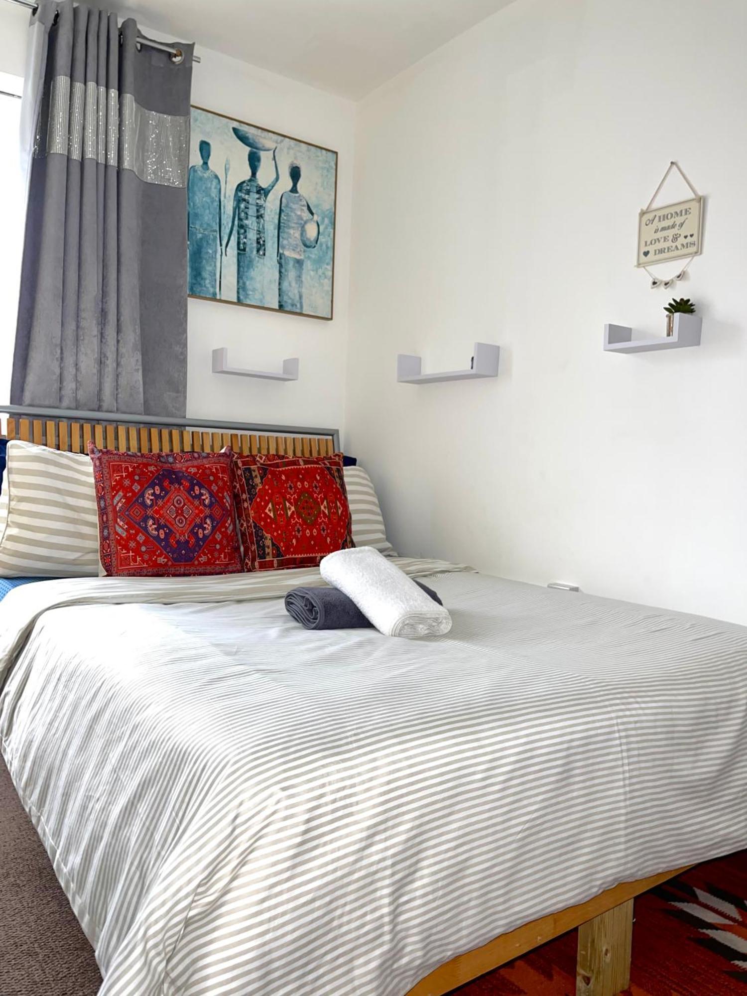 Crescent Apartment - Modern 1 Bedroom First Floor Goodmayes Bagian luar foto