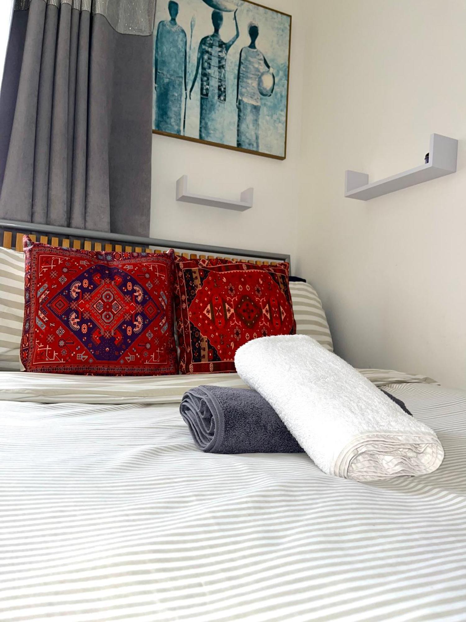 Crescent Apartment - Modern 1 Bedroom First Floor Goodmayes Bagian luar foto