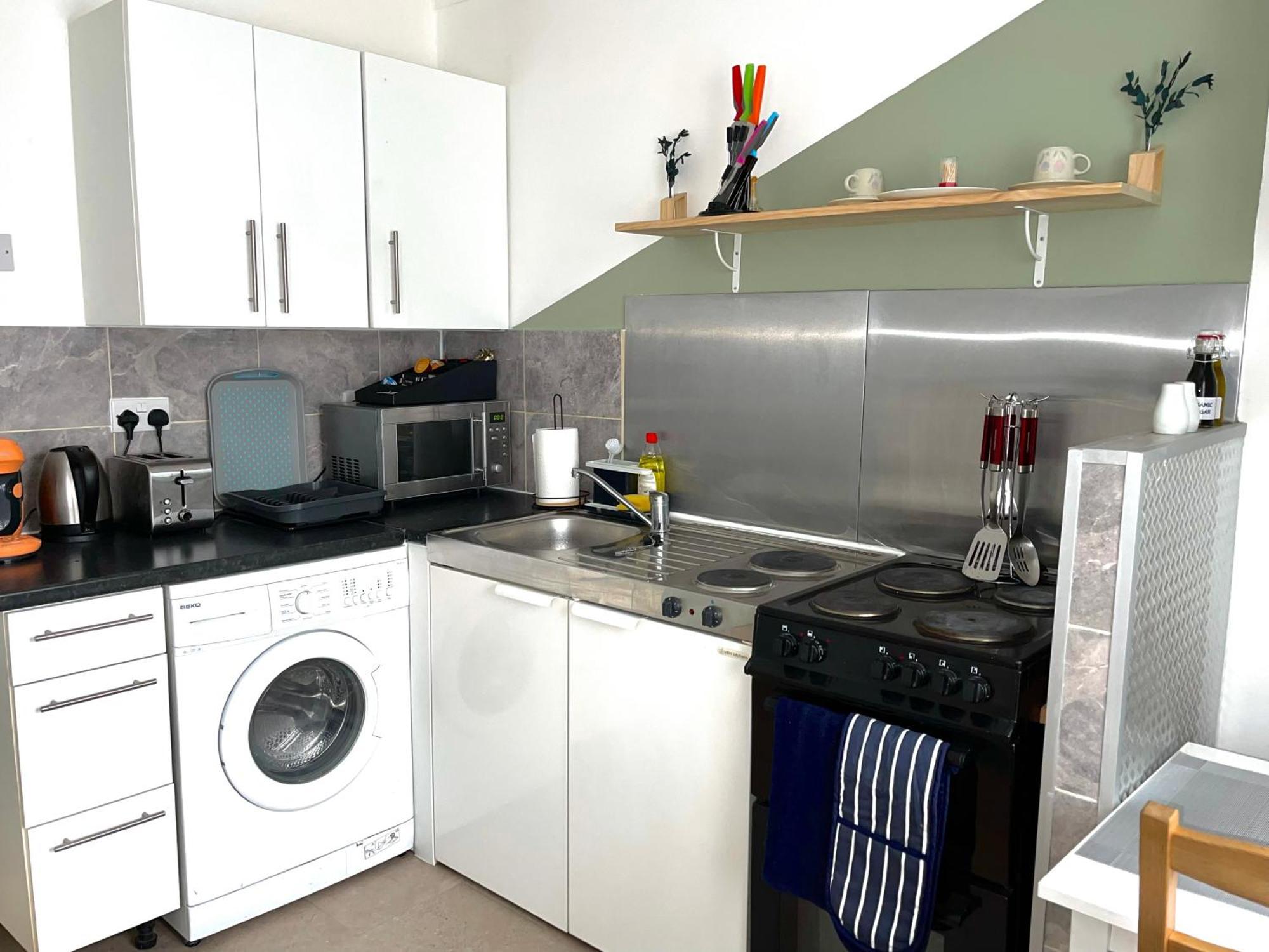 Crescent Apartment - Modern 1 Bedroom First Floor Goodmayes Bagian luar foto