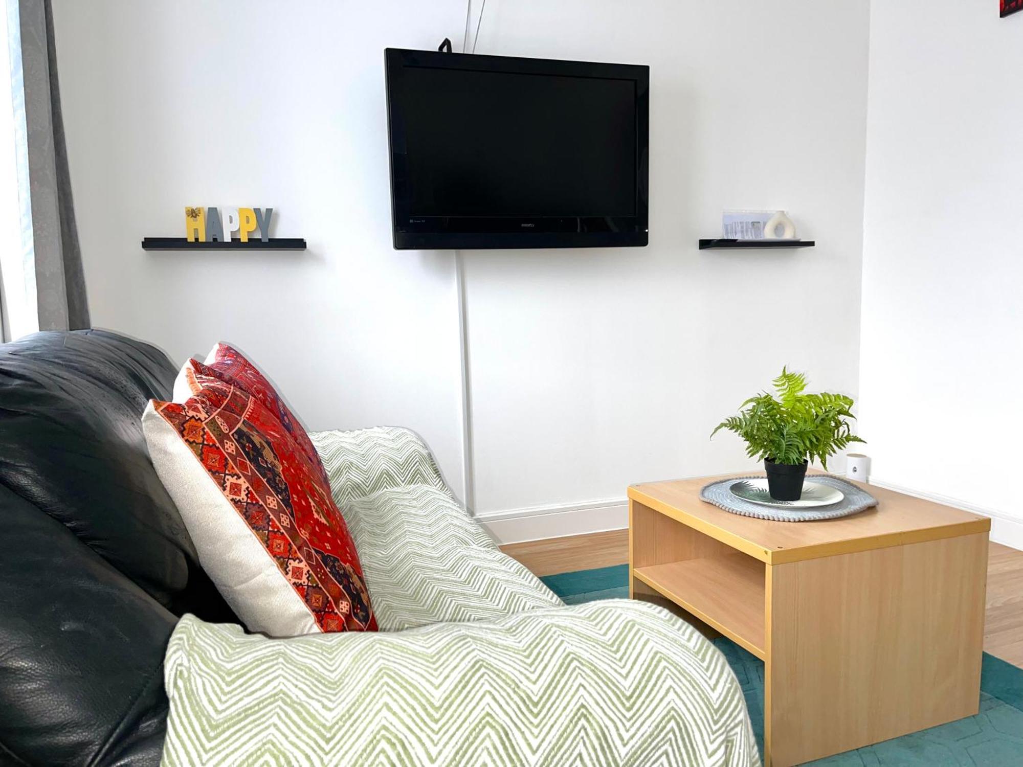 Crescent Apartment - Modern 1 Bedroom First Floor Goodmayes Bagian luar foto